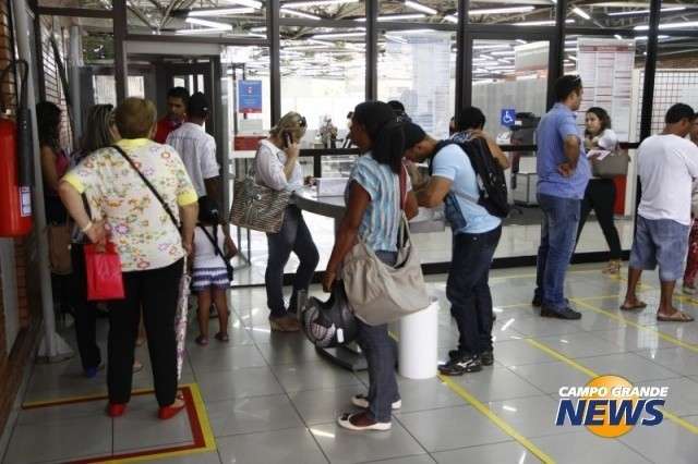 Bancos reabrem hoje e com&eacute;rcio retoma o hor&aacute;rio normal