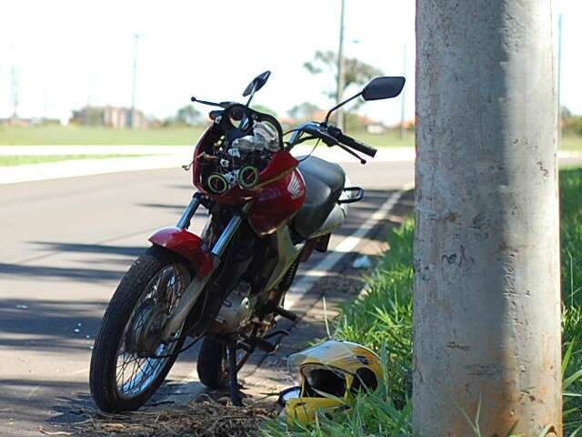  Motociclista perde o controle e bate ve&iacute;culo em poste na Capital
