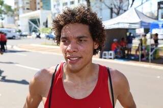 Estudante Maicon Dieserson, vencedor da prova de 5 km, diz que maior dificuldade foi o calor (Foto: Fernando Antunes)