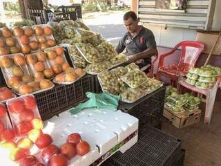 Seu João vende frutas no centro há 43 anos e garante que tem Alvará. (Foto: Tatiana Marin)