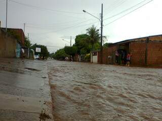 Rua se transformou em rio na Vila Nhá-Nhá (Foto: Fábio Augusto)