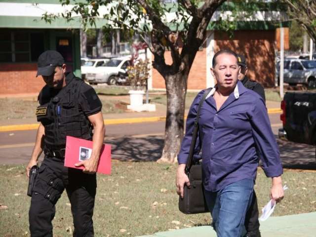 Presidente do Detran chega ao &oacute;rg&atilde;o acompanhado de agentes do Gaeco