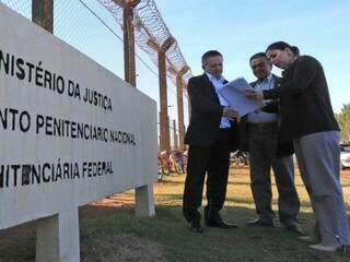 Comissão da Ordem estadual esteve na penitenciária federal nesta sexta-feira. (Foto: OAB-MS/Divulgação)