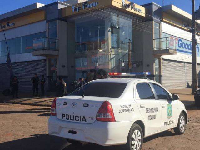 Tr&ecirc;s meses ap&oacute;s irm&atilde;o ser executado, gerente de loja &eacute; ferido a tiros de pistola