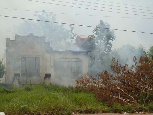 Inc&ecirc;ndio destr&oacute;i casa em Bela Vista 