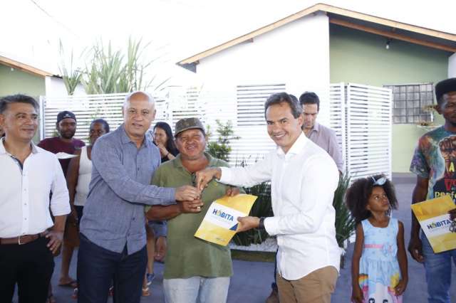 Parada desde 2009, prefeito inaugura unidade de sa&uacute;de para 3,5 mil fam&iacute;lias