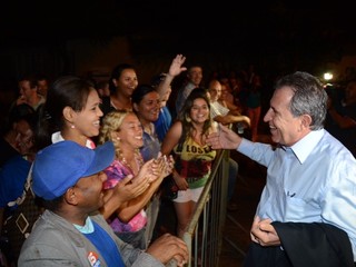 Giroto cumprimenta eleitores na chegada a debate (Foto: Minamar Júnior)