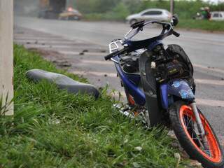 Moto ficou destruída após colisão com caminhão (Foto: Marlon Ganassin)