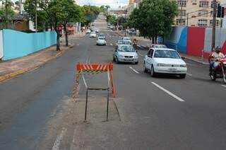 Motoristas precisam desviar de buraco na Rua Rui Barbosa. (Foto: Alan Diógenes)