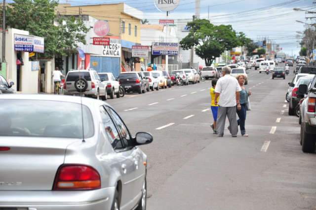  Sem sinaliza&ccedil;&atilde;o, pedestres reclamam do tr&acirc;nsito na Coronel Antonino
