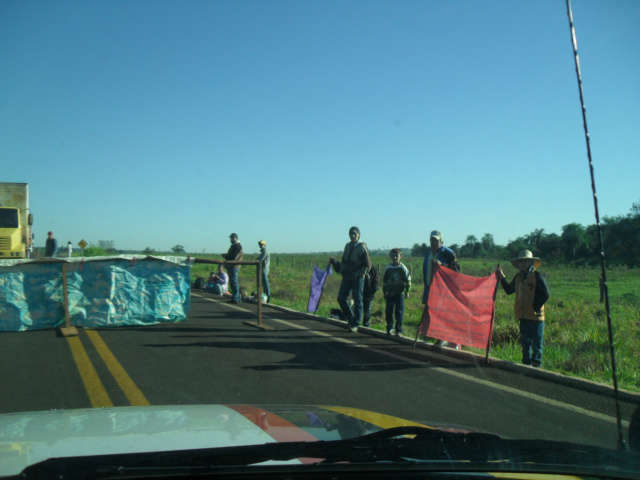  Grupo de sem-terra bloqueia trecho da BR-163 em Navira&iacute; 
