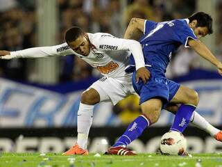 Volante Adriano tenta parar o meia Martinez, apontado como o &quot;Neymar&quot; do Vélez (Foto: Agência AP)
