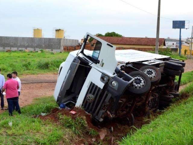 Caminh&atilde;o carregado com carne sai da pista, cai em valeta e tomba na BR-267