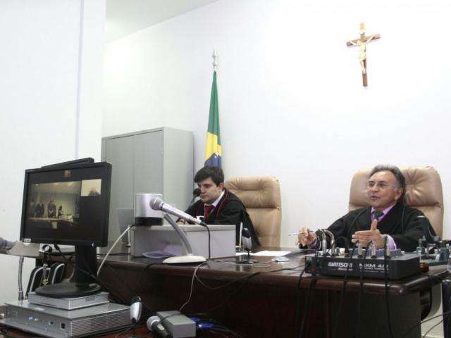 No dia da aposentadoria, juiz Odilon decide se Cesare Battisti ficar&aacute; preso