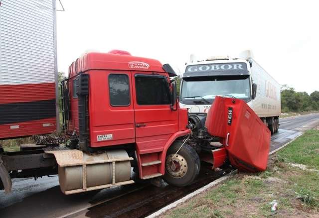 Carreta perde o freio e colide frontalmente com outra na BR-163