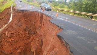 A rodovia ligando Naviraí e Ivinhema ficou seriamente danificada com as fortes chuvas do último fim de semana (Foto: Agesul/Divulgação)