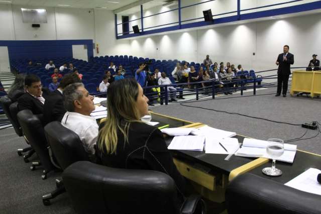Queda de R$ 100 mi na receita dificulta o piso dos professores, diz secret&aacute;rio