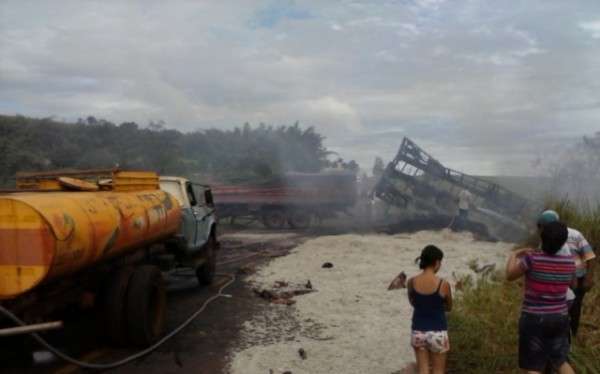 Acidente envolve tr&ecirc;s ve&iacute;culos, carretas pegam fogo e uma pessoa morre
