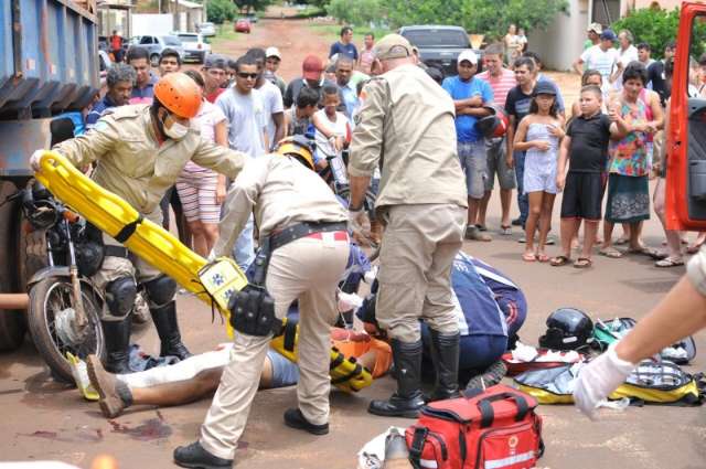 Ap&oacute;s colis&atilde;o com caminh&atilde;o, motociclista fica em estado grave no Santa Luzia