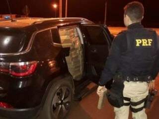 Policial rodoviário federal durante flagrante que apreendeu 1,3 tonelada de maconha (Foto: PRF)