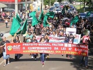 Ontem (15), professores fizeram protesto e seguiram para a Prefeitura. Hoje (16), a manifestação vai se concentrar no Centro da Capital. (Foto: Marcos Ermínio)