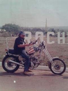 Manoel teve oficina, motoclube e era um apaixonado por motos e rock. (Foto: Arquivo Pessoal)