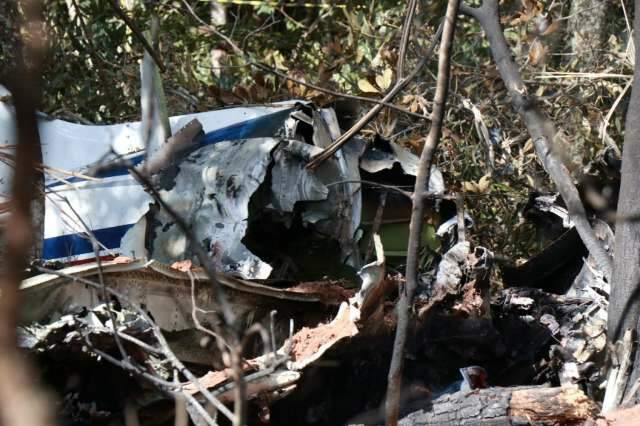 De aeronave que caiu em matagal, sobraram partes da cauda e de asa