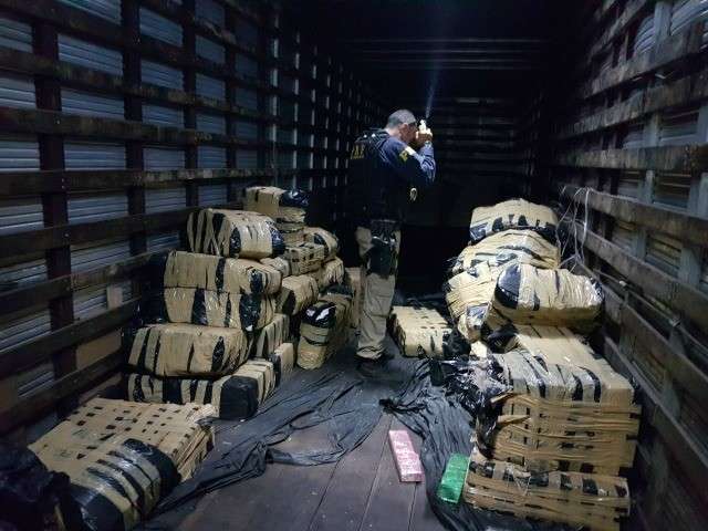 Pol&iacute;cia encontra 1,6 tonelada de maconha em carga de salgadinhos