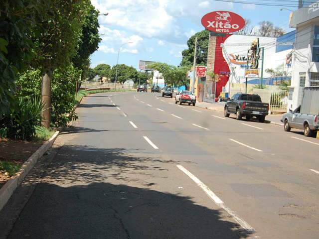  Mesmo novo, asfalto afunda e abre buracos no bairro Tiradentes