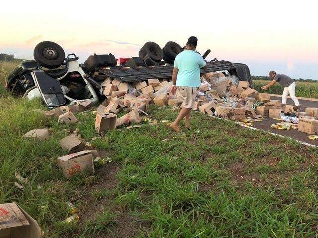 Caminhoneiro morre arremessado de ve&iacute;culo que tombou em rodovia