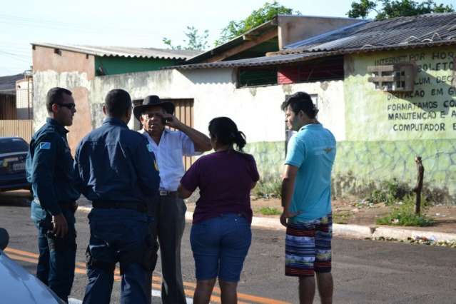 Candidato &eacute; flagrado entregando santinho, porque n&atilde;o &ldquo;teve tempo&rdquo;