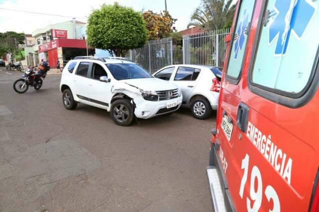 Carros precisam ser guinchados ap&oacute;s colis&atilde;o na Vila C&eacute;lia