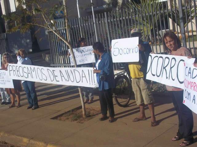  Manifestantes pedem socorro para atendimento de oncologia em Tr&ecirc;s Lagoas