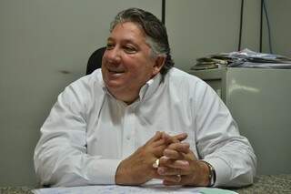 Roberto Haddad, proprietário do Frios e Cia, contabiliza a venda de 2 mil chipas por dia em dias de promoção. (Foto: Pedro Peralta)