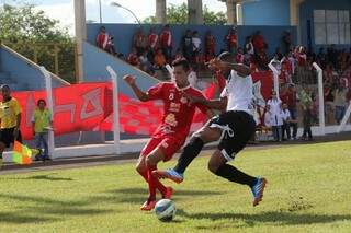 Com gols de Jeferson Taque e Erick, o Comercial  venceu o Misto de Três Lagoas por 2 a 0 (Foto: Marcos Ermírio)