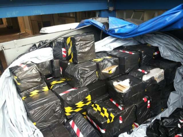 Pol&iacute;cia apreende 2 toneladas de maconha que seriam levadas para Minas Gerais