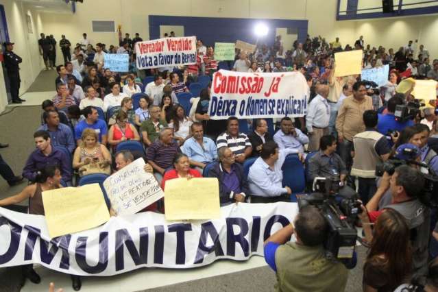Manifestante se revolta com vota&ccedil;&atilde;o e &eacute; retirado ap&oacute;s xingar vereadores