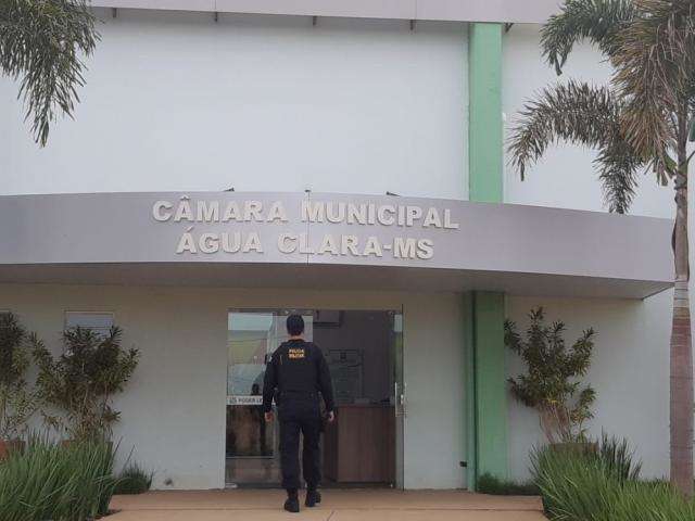 Empres&aacute;rio e ex-contador da C&acirc;mara tamb&eacute;m foram presos em opera&ccedil;&atilde;o