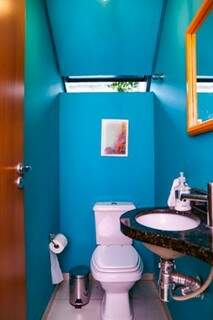 Banheiro foi todo pintado de azul turquesa.  (Kísie Ainoã)