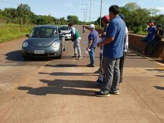 Indígenas entregam panfletos aos motoristas na rodovia MS-384 (Foto: PRE)
