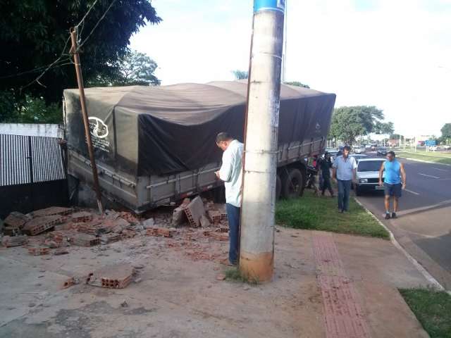Carroceria de caminh&atilde;o bitrem escapa e atinge muro de resid&ecirc;ncia