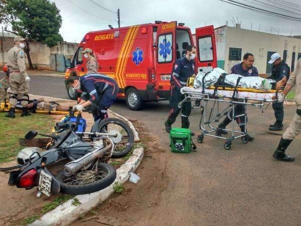 Dupla em moto &eacute; arrastada por 15 metros e motorista de carro foge