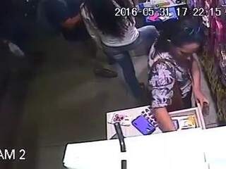 Imagem da câmera de segurança mostra o momento em que a mulher furta o dinheiro (Foto: Reprodução)