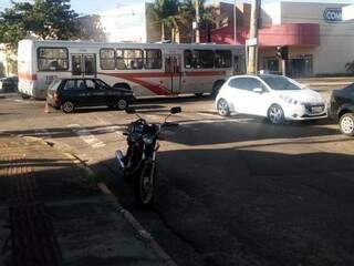 Fiat Uno e Peugeot se colidiram ao fazer o cruzamento da avenida (Foto: Direto das ruas)