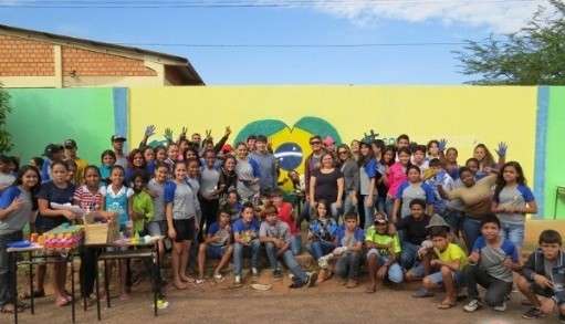 Escola amanhece com muro pichado e alunos resolvem problema com verde e amarelo
