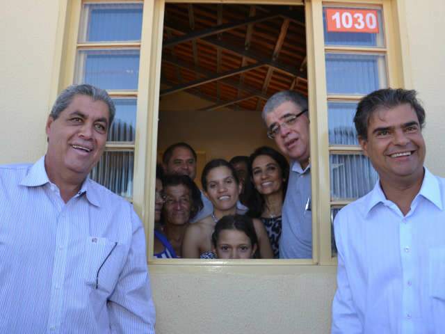  Puccinelli chora durante entrega de 157 casas no Caiob&aacute; II