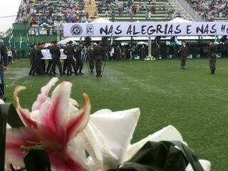 Momento em que os caixões começaram a chegar ao estádio da Chapecoense (Foto: Globo.com)