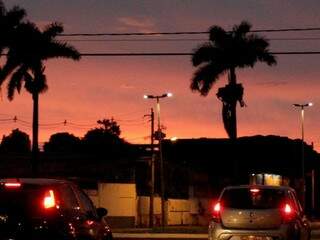 O dia amanhecendo na Capital sul-mato-grossense com céu escuro (Foto: Saul Schramm)