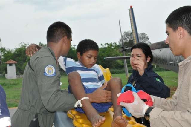 Marinha resgata de helic&oacute;ptero garoto que mora no Pantanal picado por cobra