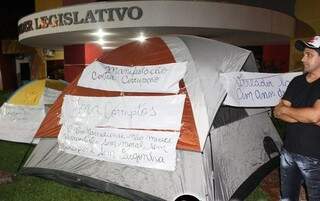 Moradores de Naviraí montaram acampamento e passaram a noite em frente à Câmara de Vereadores (Foto: Jr Lopes/ Folha de Naviraí)
